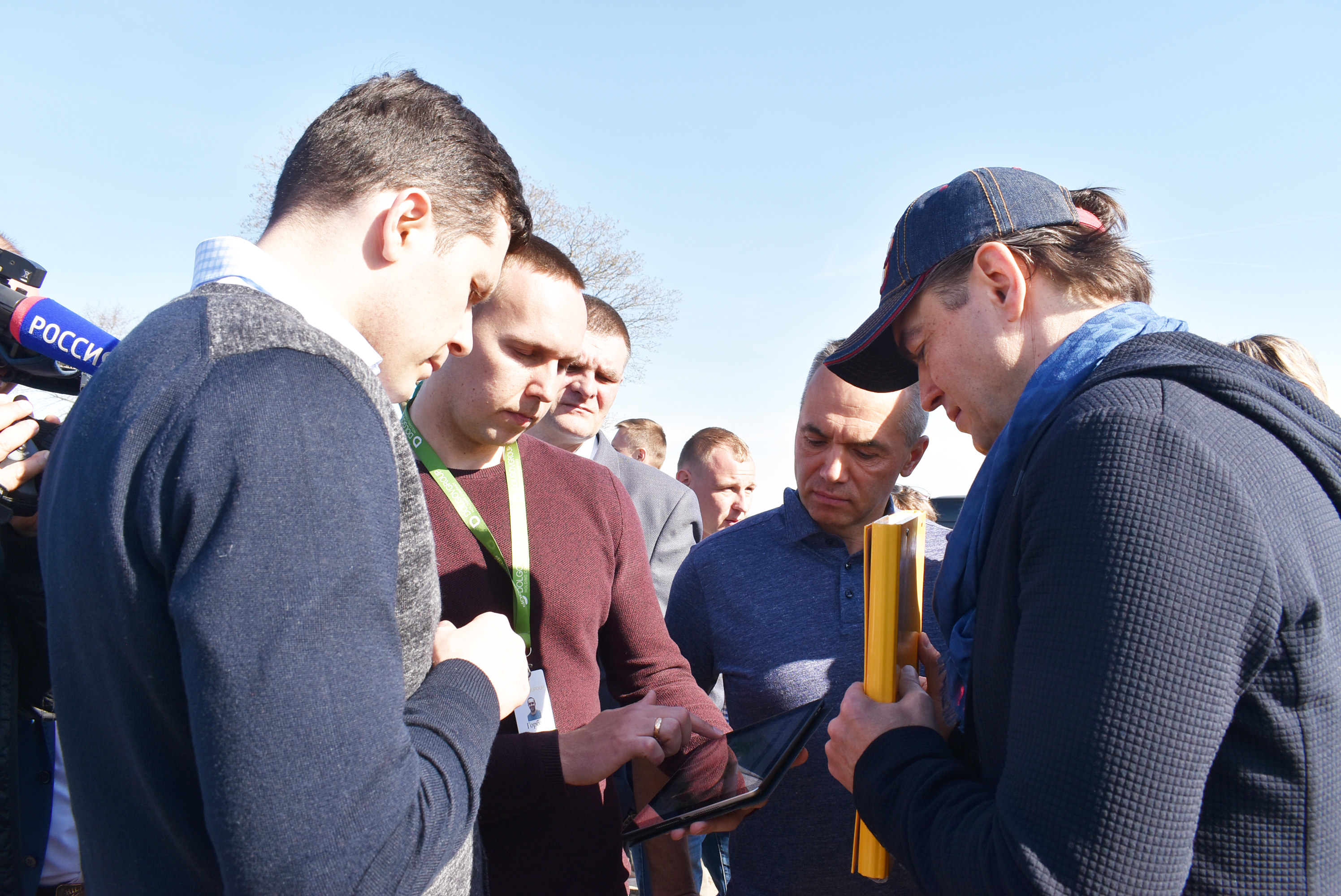 Губернатор оценил ход посевной на полях холдинга «ДолговГрупп»